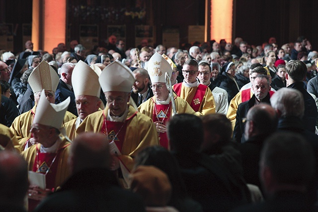 Homilię wygłosił kard. Pietro Parolin, który stwierdził, że w papieżu Franciszku Bóg dał nam pokornego i jednocześnie mocnego przewodnika.