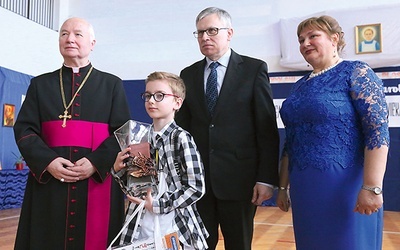 Nagrodę odbiera laureat 1 miejsca w plastycznej kategorii najmłodszych Michał Koszyk z Limanowej. 