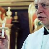 – „Kocham krzyż…” – powtarza ks. Andrzej Liszka za o. Pio.