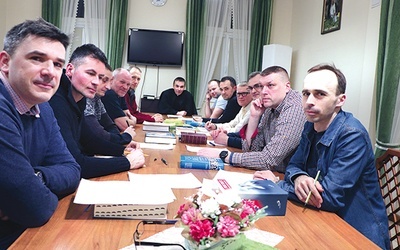  ▼	Uczestnicy spotkania poznawali św. Józefa w słowie Bożym.