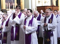 ▲	Księża wysłuchali też konferencji o. Jordana Śliwińskiego oraz modlili się przed Najświętszym Sakramentem.