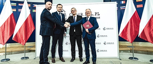 ▲	Porozumienie podpisali: sekretarz stanu w MON Tomasz Zdzikot, rektor Politechniki Łódzkiej prof. dr hab. inż. Sławomir Wiaka, wiceprezes Zarządu Polskiej Grupy Zbrojeniowej Sebastian Chwałek oraz starosta łowicki Marcin Kosiorek.