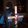 ▲	– Życie samo się nie zrobi, musimy ruszyć w drogę – twierdzą uczestnicy tych nietypowych Dróg Krzyżowych.