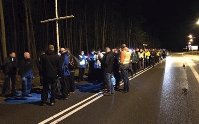 Trasę ze Stalowej Woli do Niska pokonało około 150 mężczyzn.