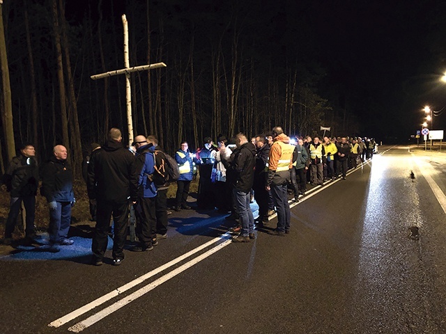 Trasę ze Stalowej Woli do Niska pokonało około 150 mężczyzn.