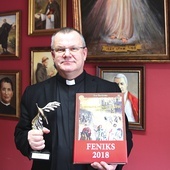 Ks. Leszek Pachuta z Feniksem. 