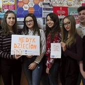 Bielscy uczniowie pomagający małym pacjentom.