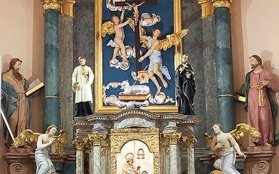 W ołtarzu głównym lipowieckiego kościoła wzrok przyciąga scena podwyższenia Krzyża Świętego.