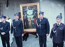 13 marca. Strażacy z dumą wnosili obraz do świątyni w Łęknicy. 