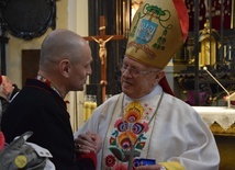 Bp Józef Zawitkowski otrzymał życzenia zarówno od Łowiczaków, jak i od przybyłych z daleka gości.