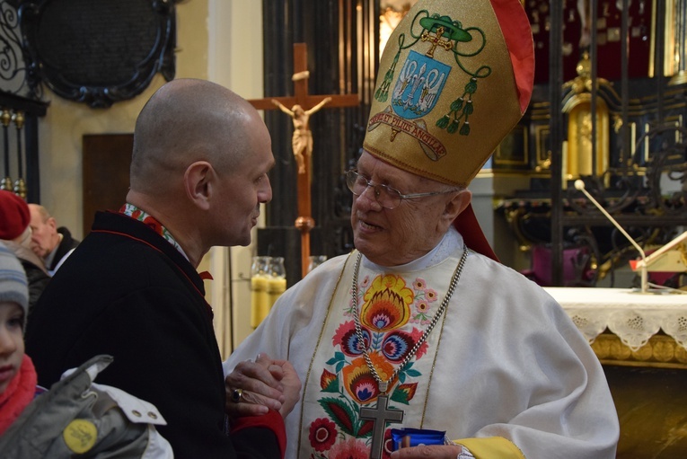 Bp Józef Zawitkowski otrzymał życzenia zarówno od Łowiczaków, jak i od przybyłych z daleka gości.