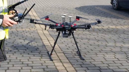 Dron z czujnikiem jakości powietrza