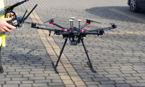 Dron z czujnikiem jakości powietrza