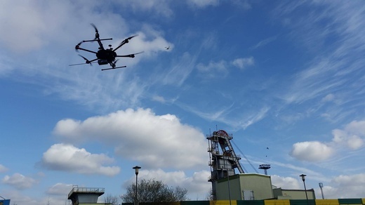 Dron z czujnikiem jakości powietrza