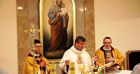 Bp Roman Pindel, ks. proboszcz Jan Figura (z prawej) i ks. Marek Studenski podczas Mszy św. w kaplicy św. Józefa.