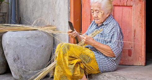 Stuletni mieszkańcy niebieskich stref codziennie wykonują drobne prace przydomowe.