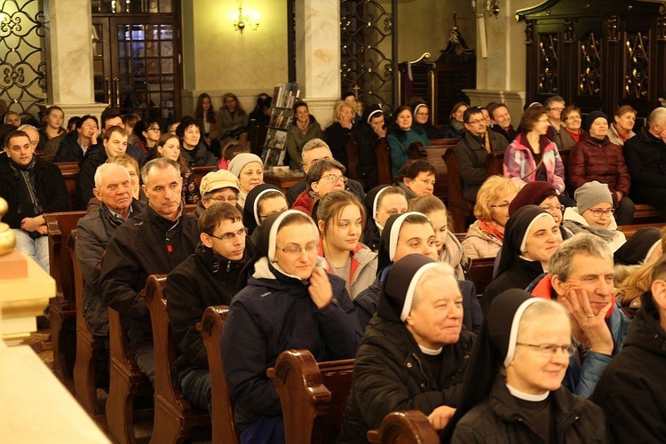 Hałcnowską bazylikę wypełnili słuchacze katechezy o Duchu Świętym.