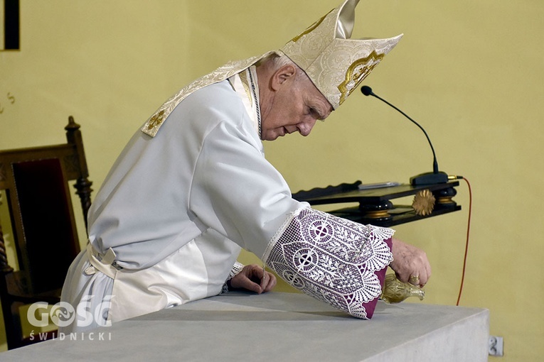 Biskup w czasie polewania ołtarza świętym olejem.