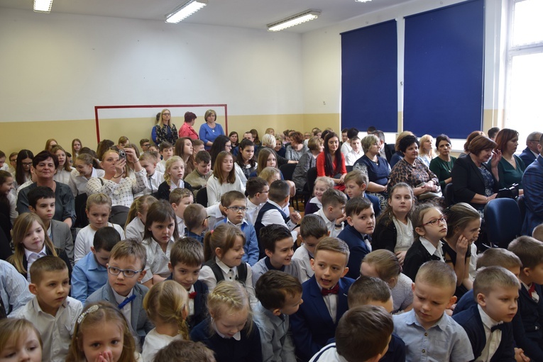 Nadanie imienia Szkole Podstawowej w Trębkach