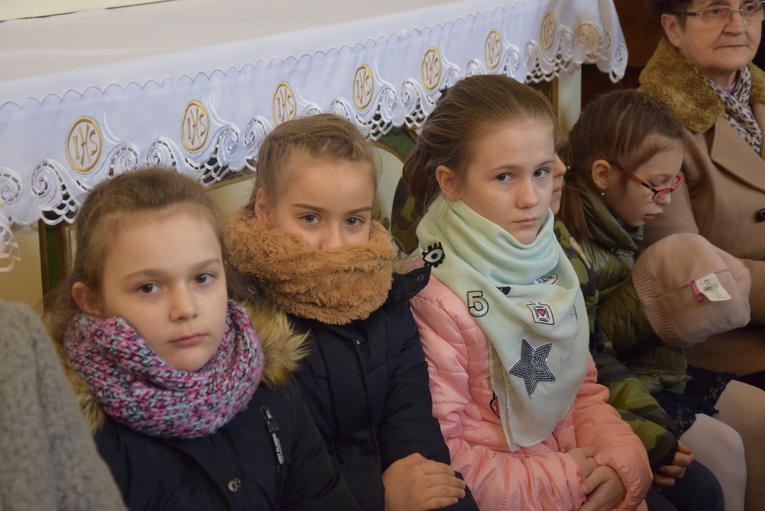 Nadanie imienia Szkole Podstawowej w Trębkach