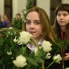 Róże od młodych w darze ołtarza