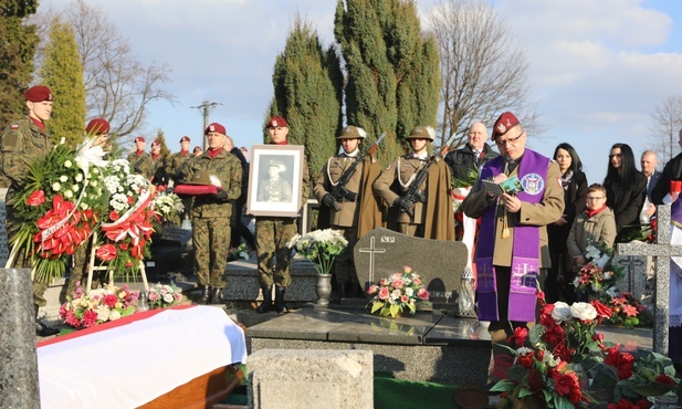Modlitwom nad grobem śp. Jana Kwiczali przewodniczył kapelan ks. ppłk Mariusz Antczak.