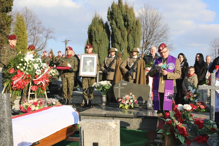 Modlitwom nad grobem śp. Jana Kwiczali przewodniczył kapelan ks. ppłk Mariusz Antczak.