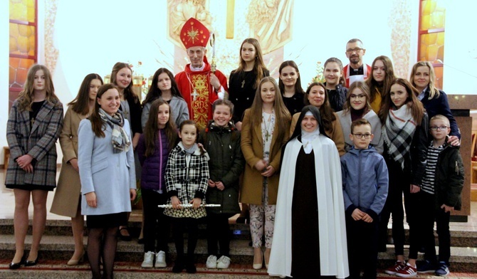 Bierzmowanie w Rzochowie i Przecławiu: Duch Święty jest wiosną Kościoła
