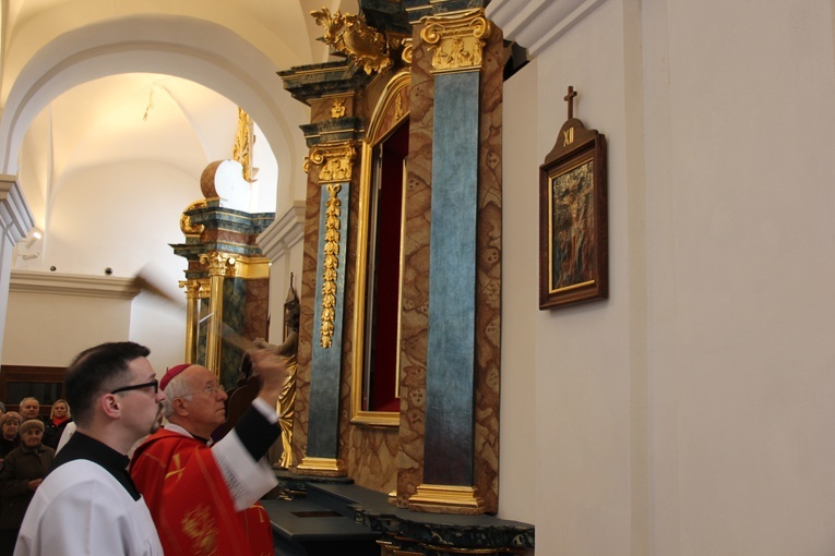 Biskup ordynariusz poświęcił odrestaurowane stacje Drogi Krzyżowej.