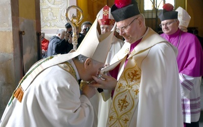 Przy wejściu do świątyni nuncjusz ucałował krzyż z relikwiami Krzyża Świętego.