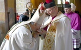 Przy wejściu do świątyni nuncjusz ucałował krzyż z relikwiami Krzyża Świętego.
