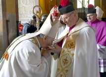 Przy wejściu do świątyni nuncjusz ucałował krzyż z relikwiami Krzyża Świętego.