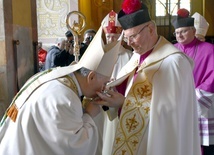 Przy wejściu do świątyni nuncjusz ucałował krzyż z relikwiami Krzyża Świętego.