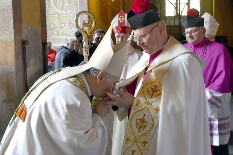 Przy wejściu do świątyni nuncjusz ucałował krzyż z relikwiami Krzyża Świętego.