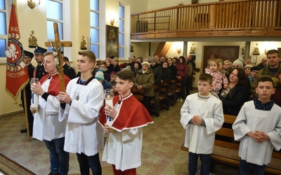 Nabożeństwo przy nowych stacjach drogi krzyżowej.