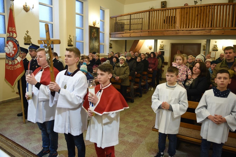 Nabożeństwo przy nowych stacjach drogi krzyżowej.