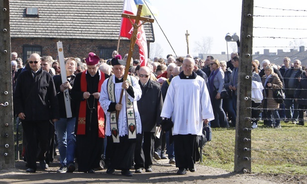 Droga Krzyżowa w intencji trzeźwości w KL Birkenau - 2019