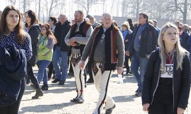 Droga Krzyżowa w intencji trzeźwości w KL Birkenau - 2019