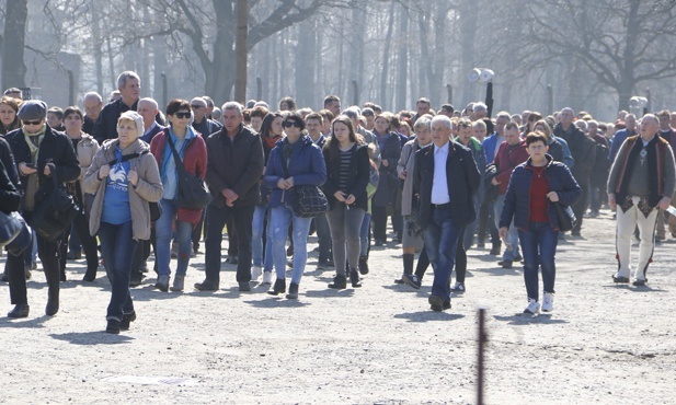 Droga Krzyżowa w intencji trzeźwości w KL Birkenau - 2019