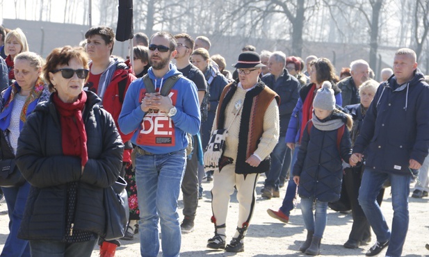 Droga Krzyżowa w intencji trzeźwości w KL Birkenau - 2019