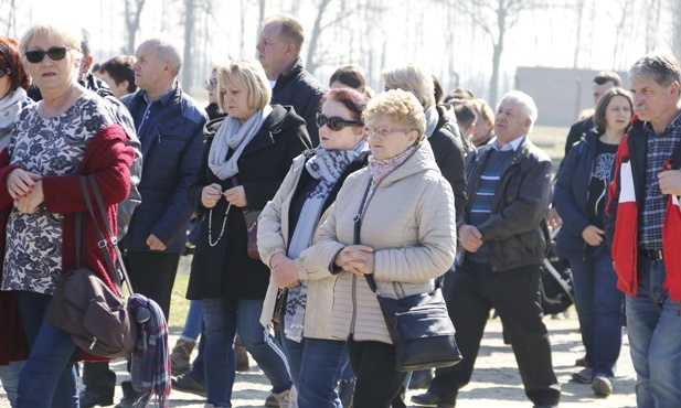 Droga Krzyżowa w intencji trzeźwości w KL Birkenau - 2019