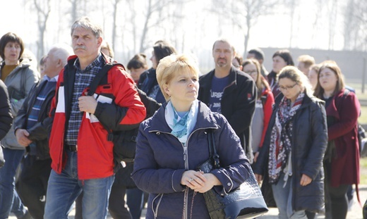 Droga Krzyżowa w intencji trzeźwości w KL Birkenau - 2019