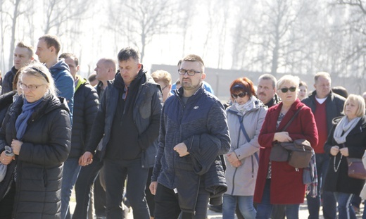 Droga Krzyżowa w intencji trzeźwości w KL Birkenau - 2019