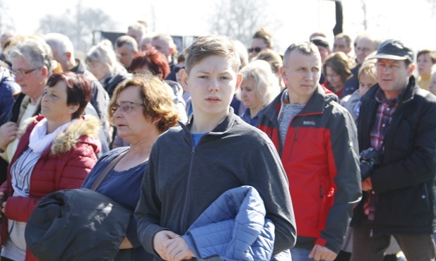 Droga Krzyżowa w intencji trzeźwości w KL Birkenau - 2019