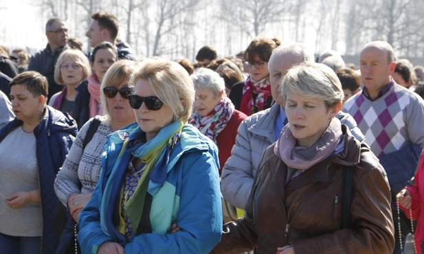 Droga Krzyżowa w intencji trzeźwości w KL Birkenau - 2019