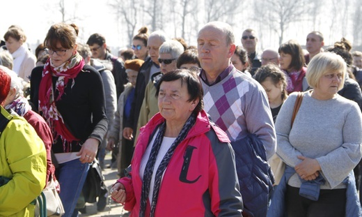 Droga Krzyżowa w intencji trzeźwości w KL Birkenau - 2019