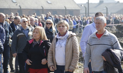 Droga Krzyżowa w intencji trzeźwości w KL Birkenau - 2019