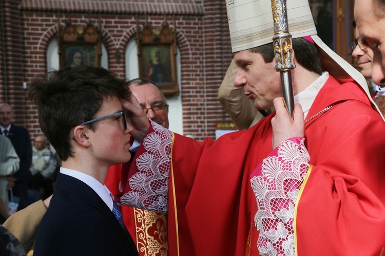 Bierzmowanie uczniów szkół salezjańskich we Wrocławiu