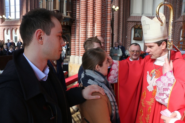 Bierzmowanie uczniów szkół salezjańskich we Wrocławiu