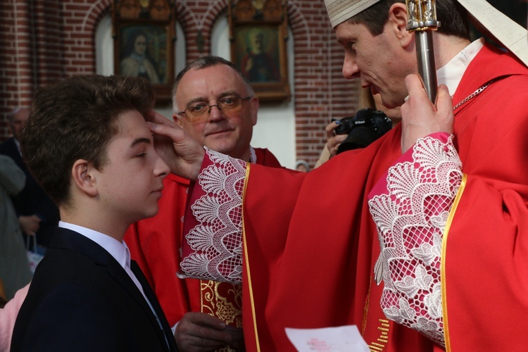 Bierzmowanie uczniów szkół salezjańskich we Wrocławiu